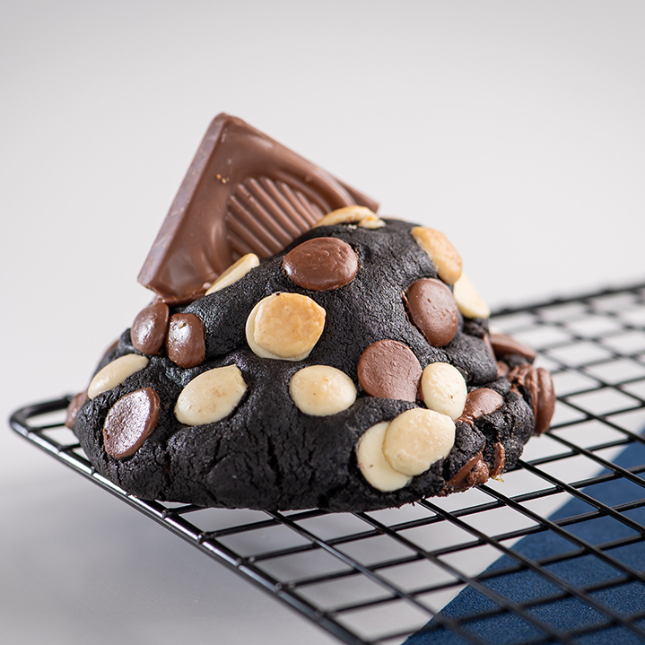 Massa de cacau black, gotas de chocolate nobre branco e meio amargo, com recheio de Alpino e chocolate branco nobre.