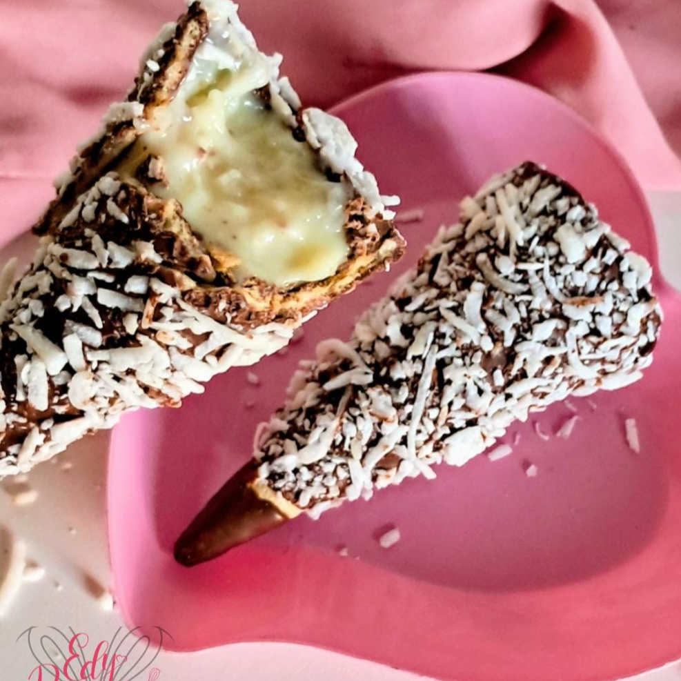 crocante recheado com trufa cremosa de coco, pedacinhos de chocolate e cobertura de chocolate ao leite, trazendo a combinação perfeita de coco e chocolate em um sabor clássico e irresistível 🥥🍫
