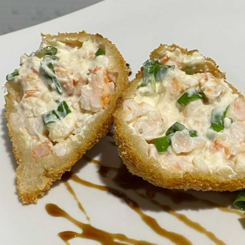 Coxinha sem massa, feita na hora, o recheio de sua preferência misturado com creme cheese, empanado na farinha panko, e frito.