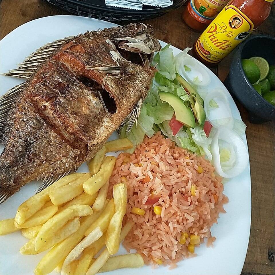 #1 Mojarra Frita de 800gr y Media Sopa De Mariscos