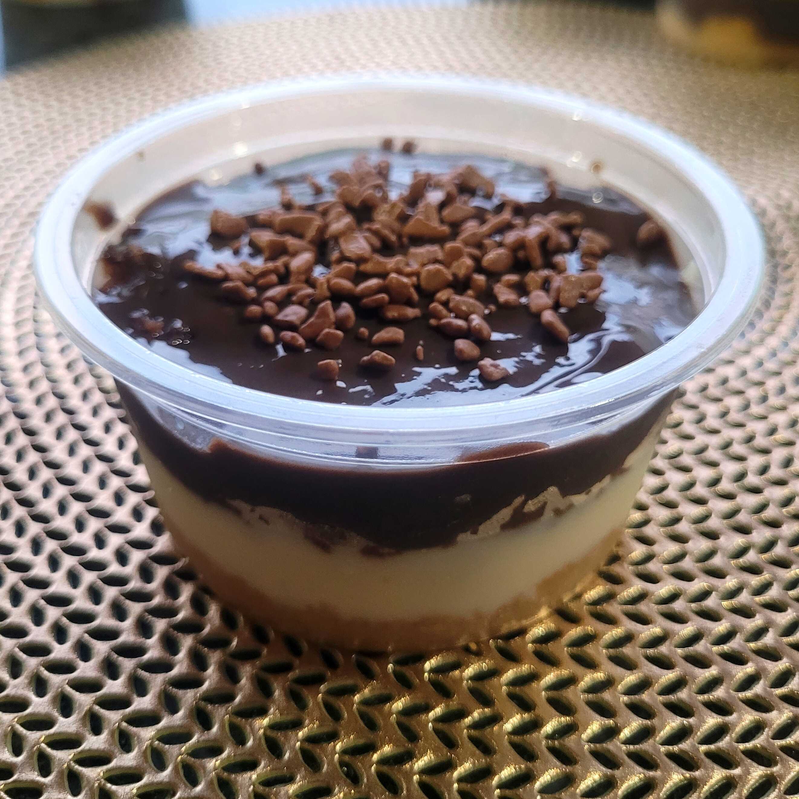Camadas de massa branca, creme de Ninho, massa de chocolate e creme de chocolate. Uma combinação perfeita de sabores em cada colherada. Aproximadamente 210g.