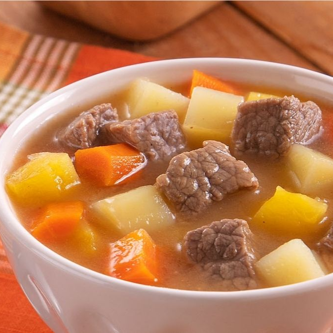 Sopa de legumes com carne vermelha , linguiça Toscana ,batata doce, repolho , cenoura inhame,batata inglesa , abobora e macarrão aproximadamente 500 ml