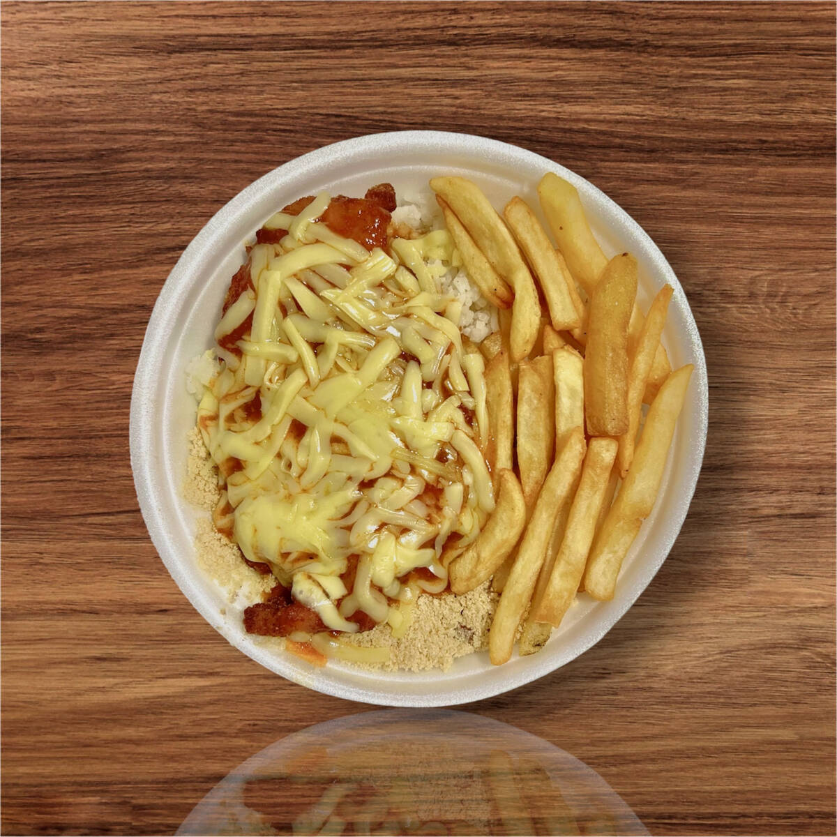 Marmita acompanha, arroz branco, feijão preto, fatofa e fritas.