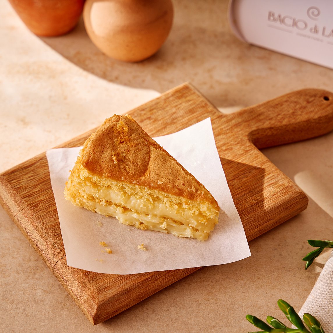 Massa fofinha de pão de ló recheada com leite condensado (fatia).