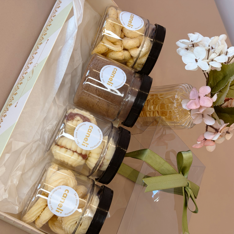 4 potinhos com 1 preparo de cappuccino 1 porção de biscoito de queijo 1porçao de biscoito de Nata 1 Porção de biscoito margarida