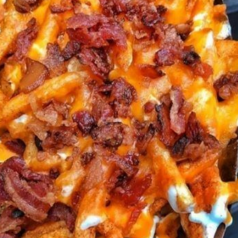 Papas Francesas con Qso Chedar y Tocino