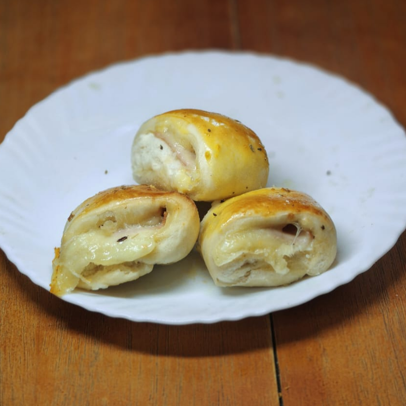 Mini joelho assado, recheado com queijo derretido e presunto, massa macia e douradinha. Um lanche clássico que agrada todo mundo.