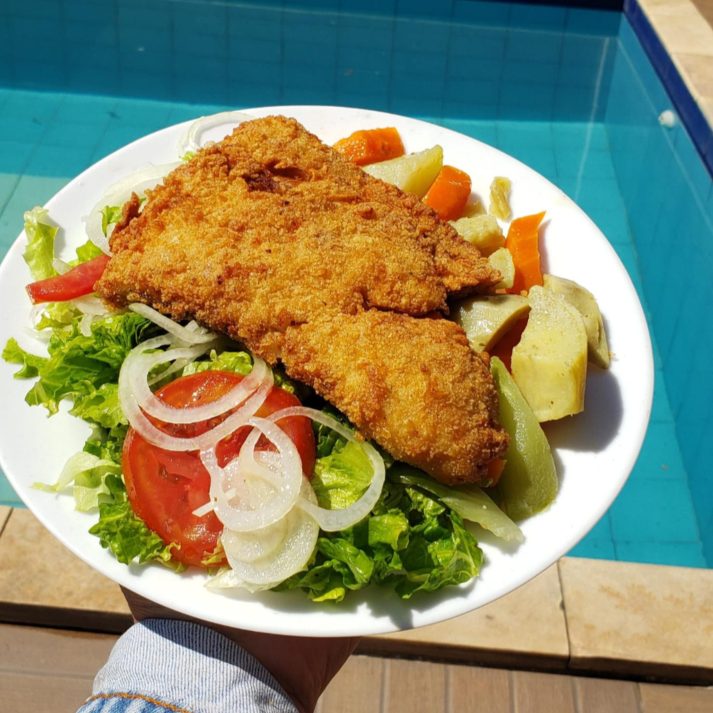 E filé de peixe frito acompanhado de um mix de legumes e salada verde (alface, tomate e cebola)...a dose ideal pra sua Dieta.
