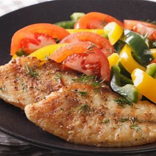 Arroz, feijão , farofa e salada.