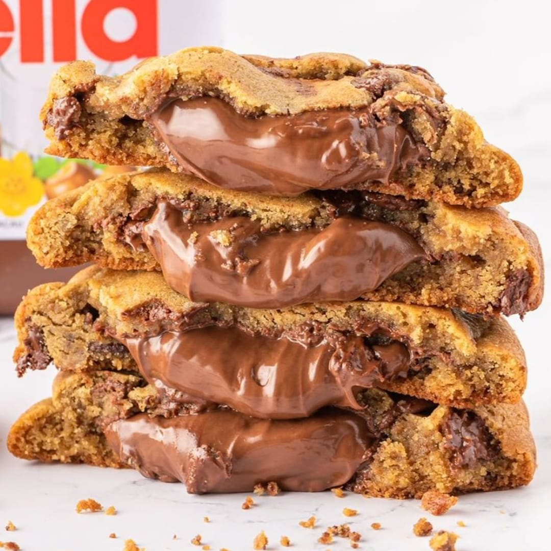delicioso cookie com massa tradicional americana com gotas de chocolate ao leite e recheio de nutella. aqueça para consumir quentinho e melhorar ainda mais sua experiência.