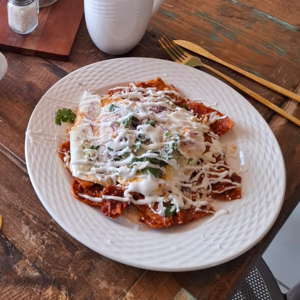 Chilaquiles Rojo con Pollo