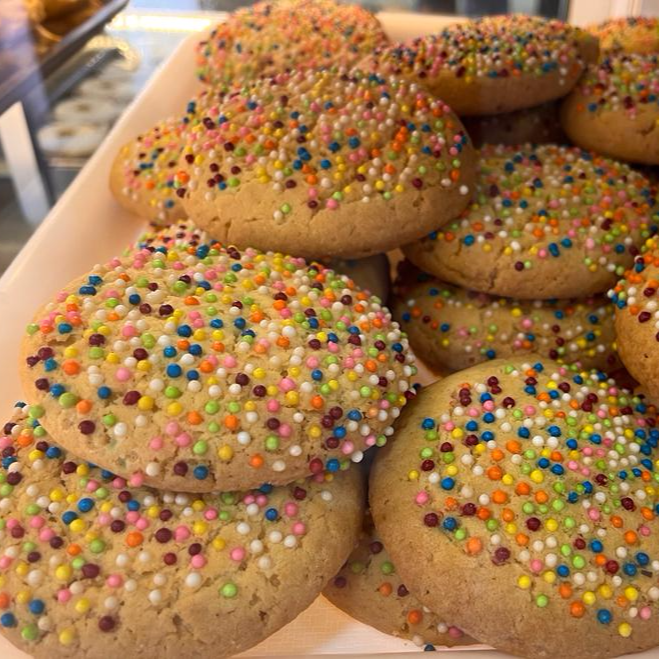 Galleta sencilla con pepitas de colores