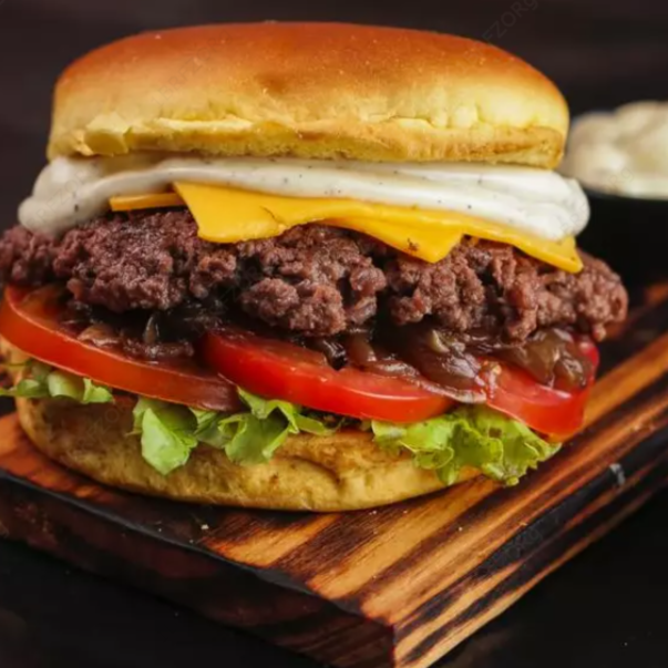 Pão bola, deliciosa carne artesanal tostada na chapa, queijo cheddar derretido em cima da carne, alfaces fresquinho do Dia , tomate salada, cebola caramelizada ao shoyo, e por fim 1x camada de maionese cremosa artesanal.