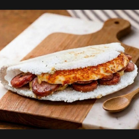 Massa de Tapioca recheada com linguiça calabresa fatiada e queijo coalho