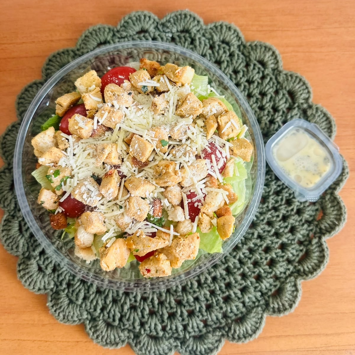 Alface, tomate cereja, frango grelhado em cubos, croutons, parmesão ralado