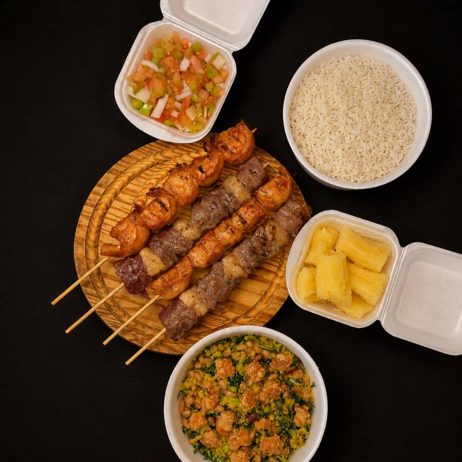 Combo completo e bem servido para dividir com a família ou amigos! Acompanha 1 marmitex de arroz soltinho, 1 marmitex de feijão tropeiro bem temperado, 1 mandioca mini, 1 vinagrete mini fresquinho e 4 espetinhos saborosos: 2 contra-filé e 2 frango com bacon. Serve até 4 pessoas Acompanha 4 espetinhos: 2 contra-filé e 2 frango com bacon Perfeito para quem quer uma jantinha completa, prática e cheia de sabor.