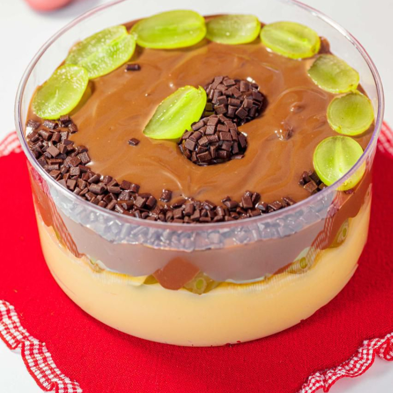 brigadeiro branco, trufa de chocolate nobre e uvas verdes sem semente, serve de 6 a 8 pessoas..