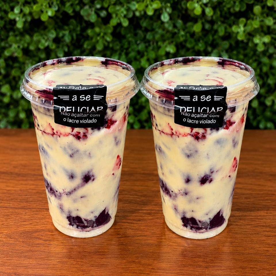 Açai, leite em pó , creme de ninho em camadas