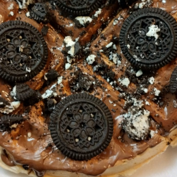 WAFFLE DE NUTELLA CON GALLETAS OREO Y LECHERA