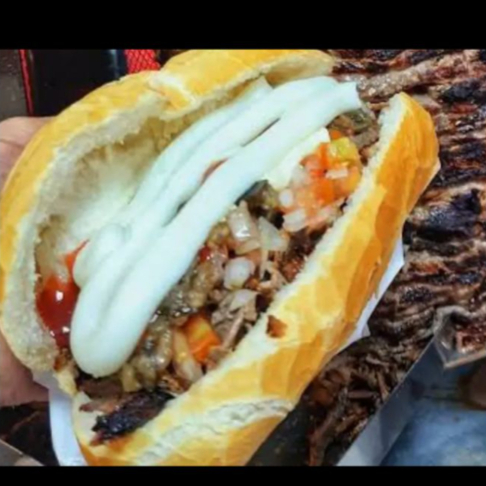 Pão francês, 200g de fraldinha grelhada ao fogo acompanha molho da casa, vinagrete, Catupiry Original e bacon.!