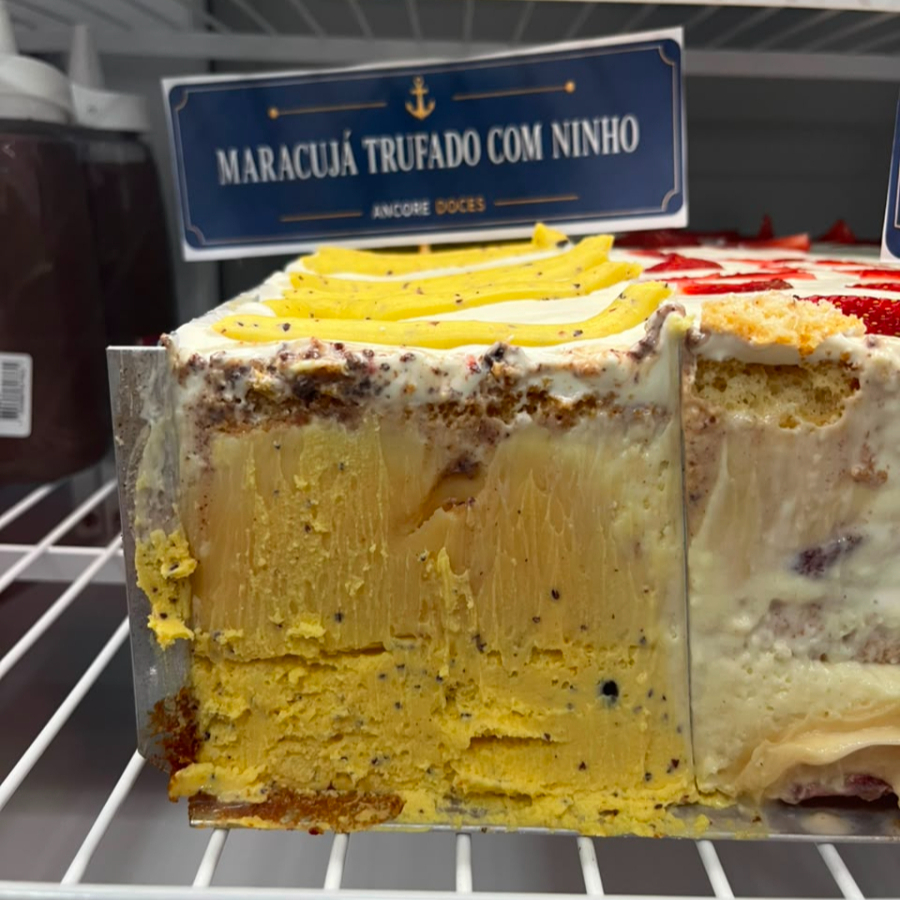 Massa de baunilha, mousse de maracuja trufado, brigadeiro de ninho e mousse de ninho
