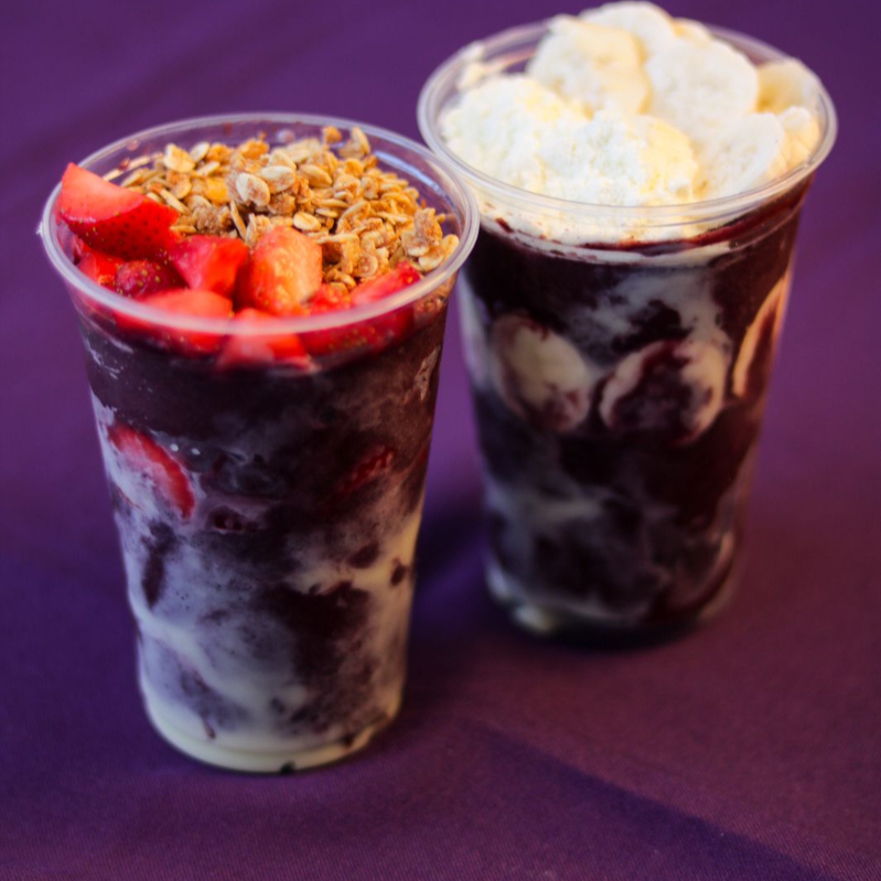 São dois Açaís de 500ml completos, cada um acompanha: duas frutas, dois complementos, uma cobertura e sorvete se desejar, todos à sua escolha! E se você preferir também pode turbinar cada Açaí com os nossos Cremes Trufados.
