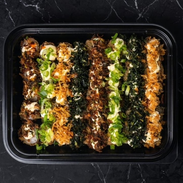 Aproveite nossas promoções de hot roll: trazemos para você uma seleção imperdível com 60 peças sortidas! Delicie-se com 15 hot rolls envoltos em cebolinha, 15 hot rolls cuidadosamente preparados com batata Crisp para uma textura extra crocante. Além disso, dispomos de 15 hot rolls com couve frita, trazendo um toque brasileiro ao prato japonês, e 15 hot rolls com o sabor marcante do alho-poró. Uma experiência gastronômica única, repleta de sabores e texturas para agradar os paladares mais exigentes!