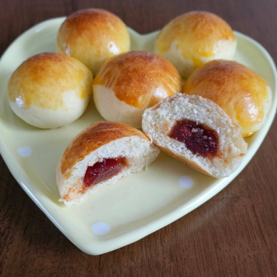 6 unidades do nosso pão doce de fermentação mista recheado de goiabada, de massa leve e aerada. Impossível comer só um! Aprox. 150g.