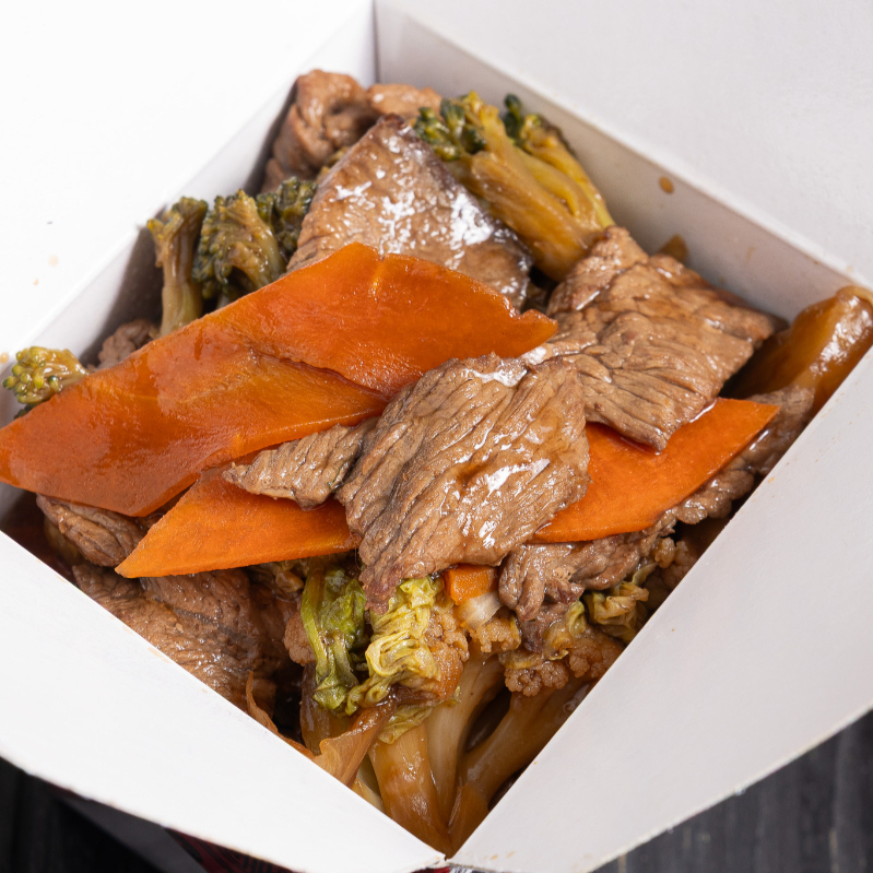 Combinação perfeita de tiras macias de carne bovina e frango grelhado, com legumes frescos (cenoura, brócolis e couve-flor), tudo salteado no molho exclusivo da casa com macarrão oriental. Porção individual. Serve 1 pessoa.