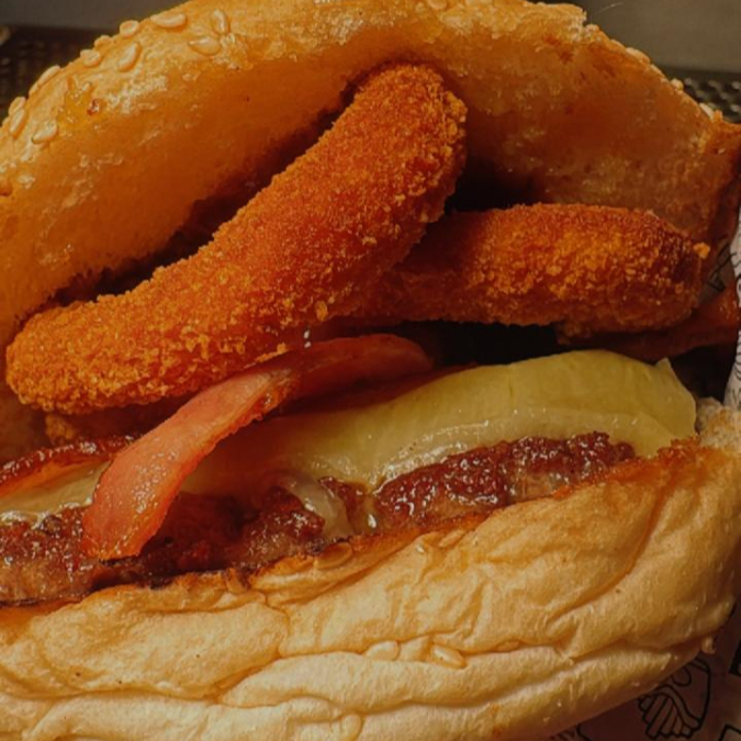 Blend de 150g, queijo, bacon, onion e molho barbecue