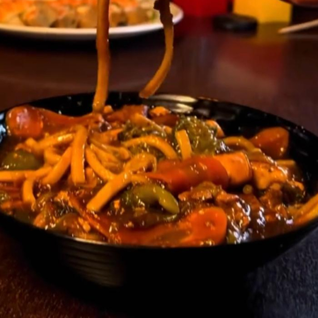 macarrão, cenoura, pimentão, acelga, brocolis, frango e carne.