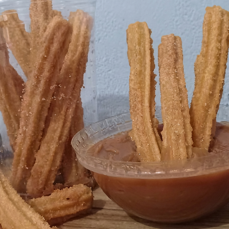 13 deliciosos palitos de churros de 12 cm cada + uma bolha com o seu recheio predileto / Doce De Leite/ Chocolate ou Misto.