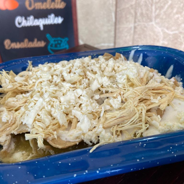 Chilaquiles verdes con pollo