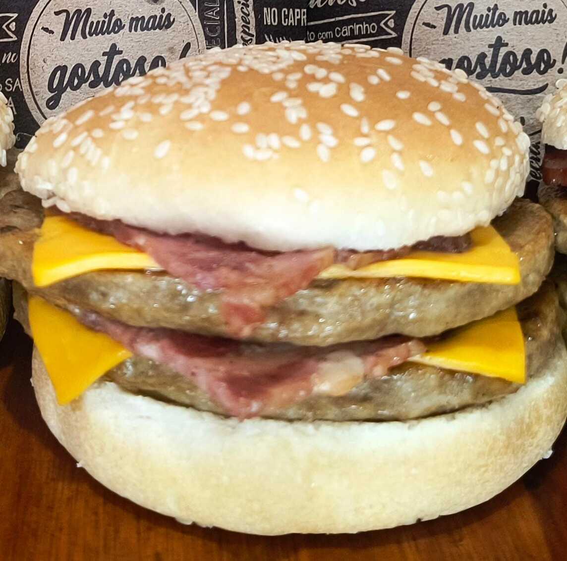 ( Pão , 2 carnes , 2 bacons , 2 fatias de queijo cheddar , ketchup e molho verde a parte )