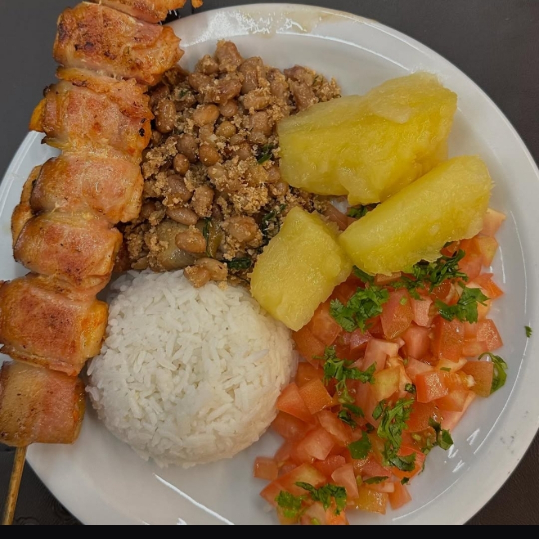 Arroz , feijao tropeiro, vinagrete e mandioca + espetos + Refri