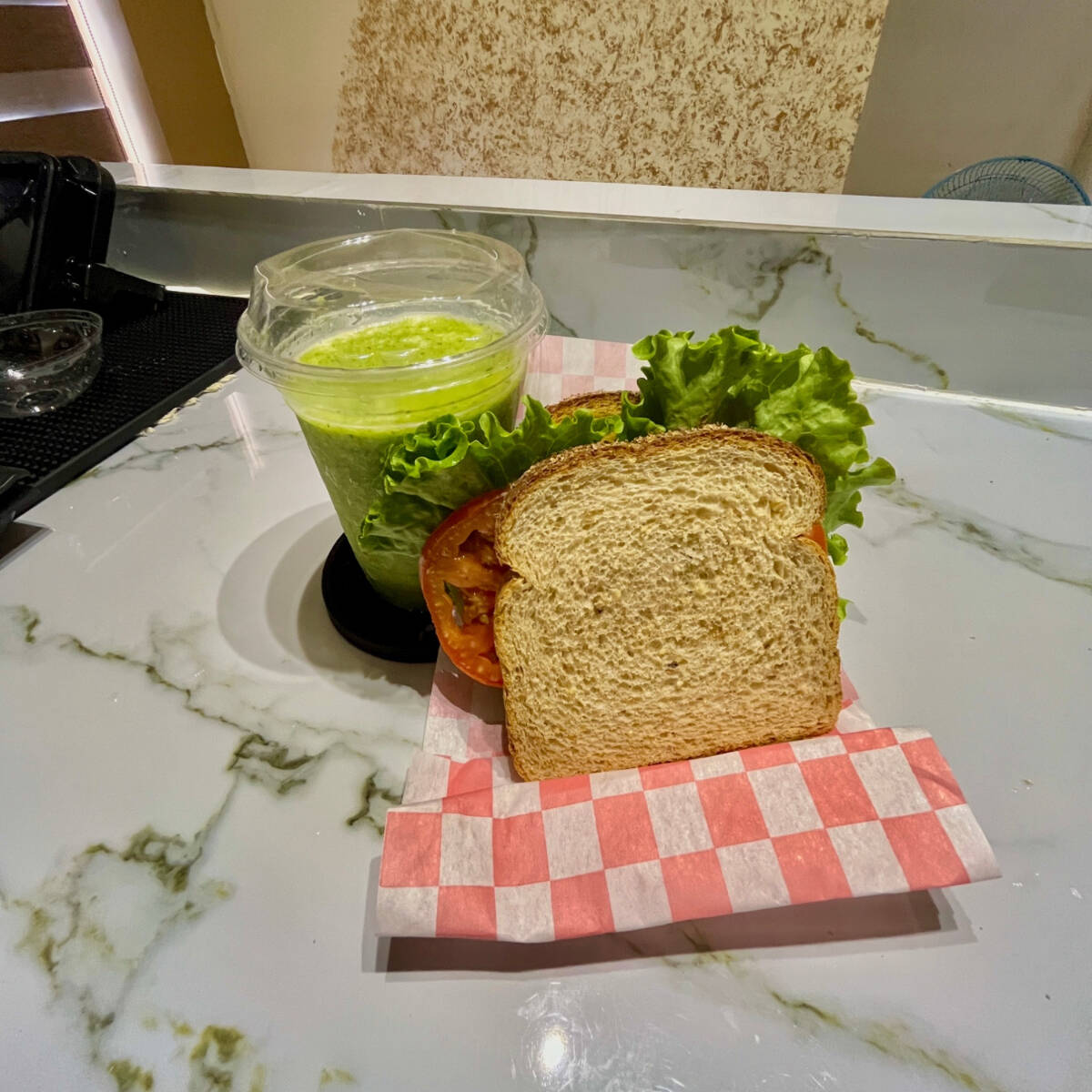 Sandwich de Jamón y Licuado Verde Mix 1