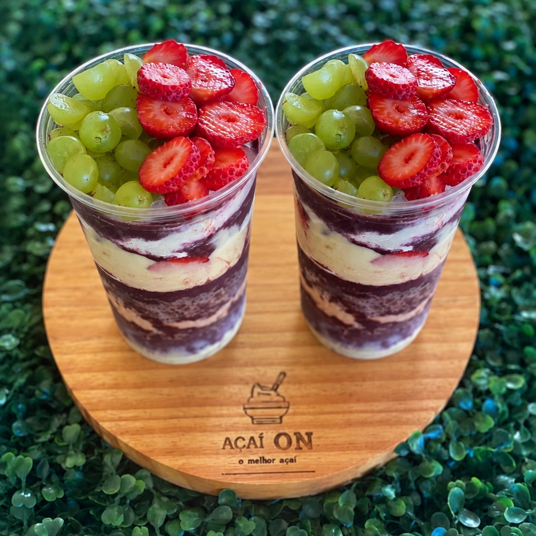 Copo de 700 ml com açaí e adicionais à sua escolha dentro do copo.