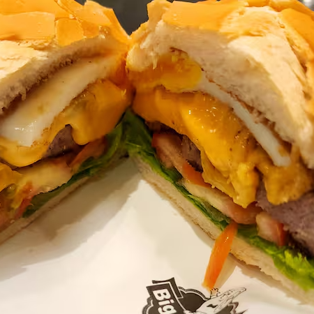 Pão francês, churrasco, alface, tomate e queijo