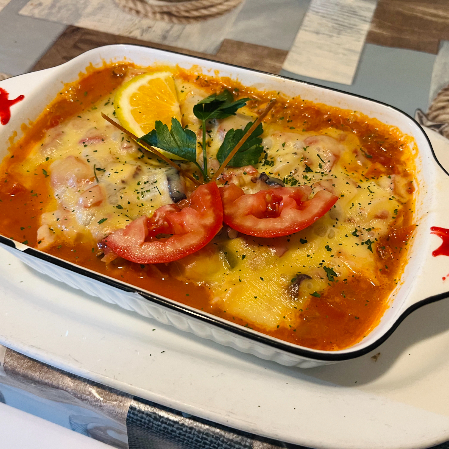 Cazuela de Mariscos con Queso Gratinado