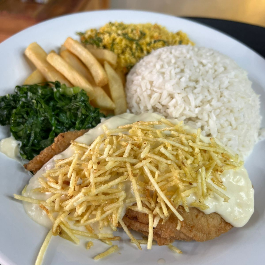 Acompanha Arroz Feijão Fritas e Farofa 400g aprox