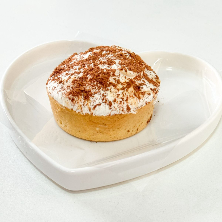 Casquinha Crocante de baunilha recheado com cremoso de doce de leite intercalado com banana e finalizado com chantininho.