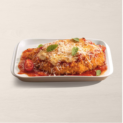 Filé de carne crocante com molho de tomate, queijo e fritas.