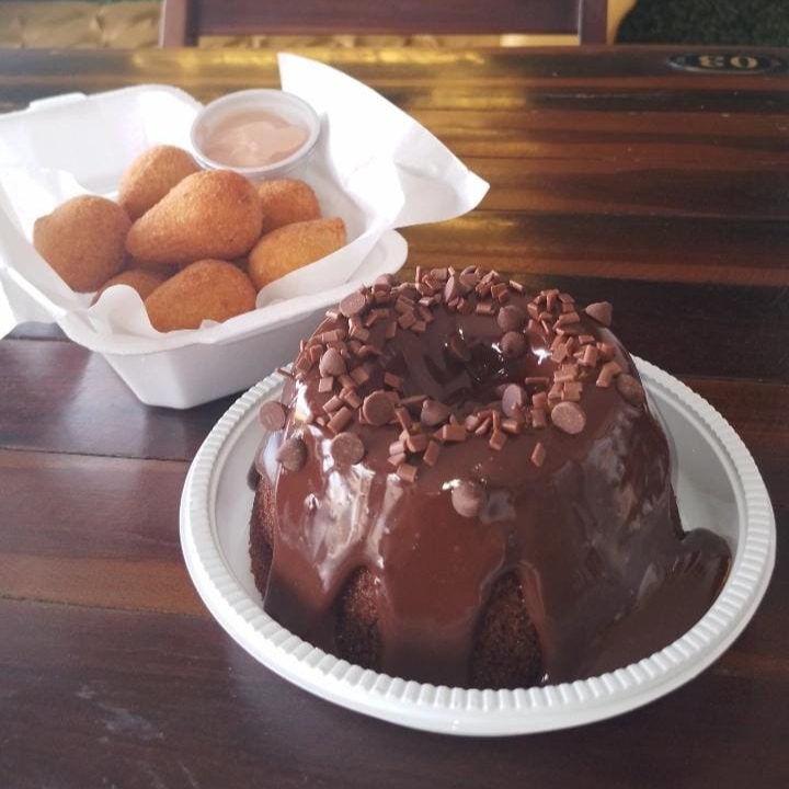 Bolo Vulcão de Chocolate + 10 minis salgados