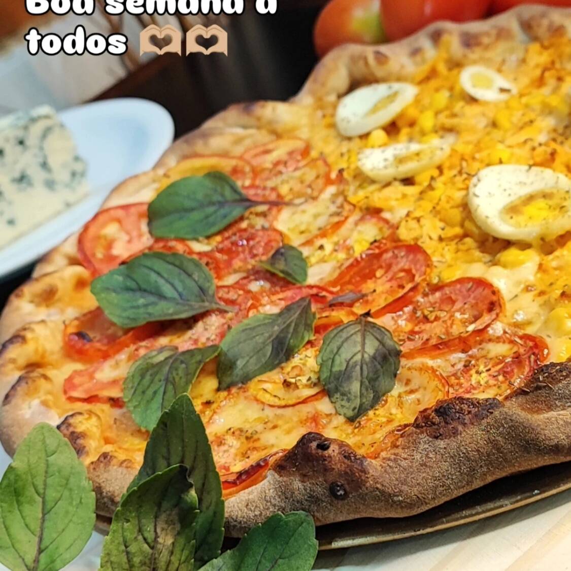 PIZZA GRANDE 8 FATIAS SABORES TRADICIONAL + SUCO DELVALLE FRUIT UVA IL