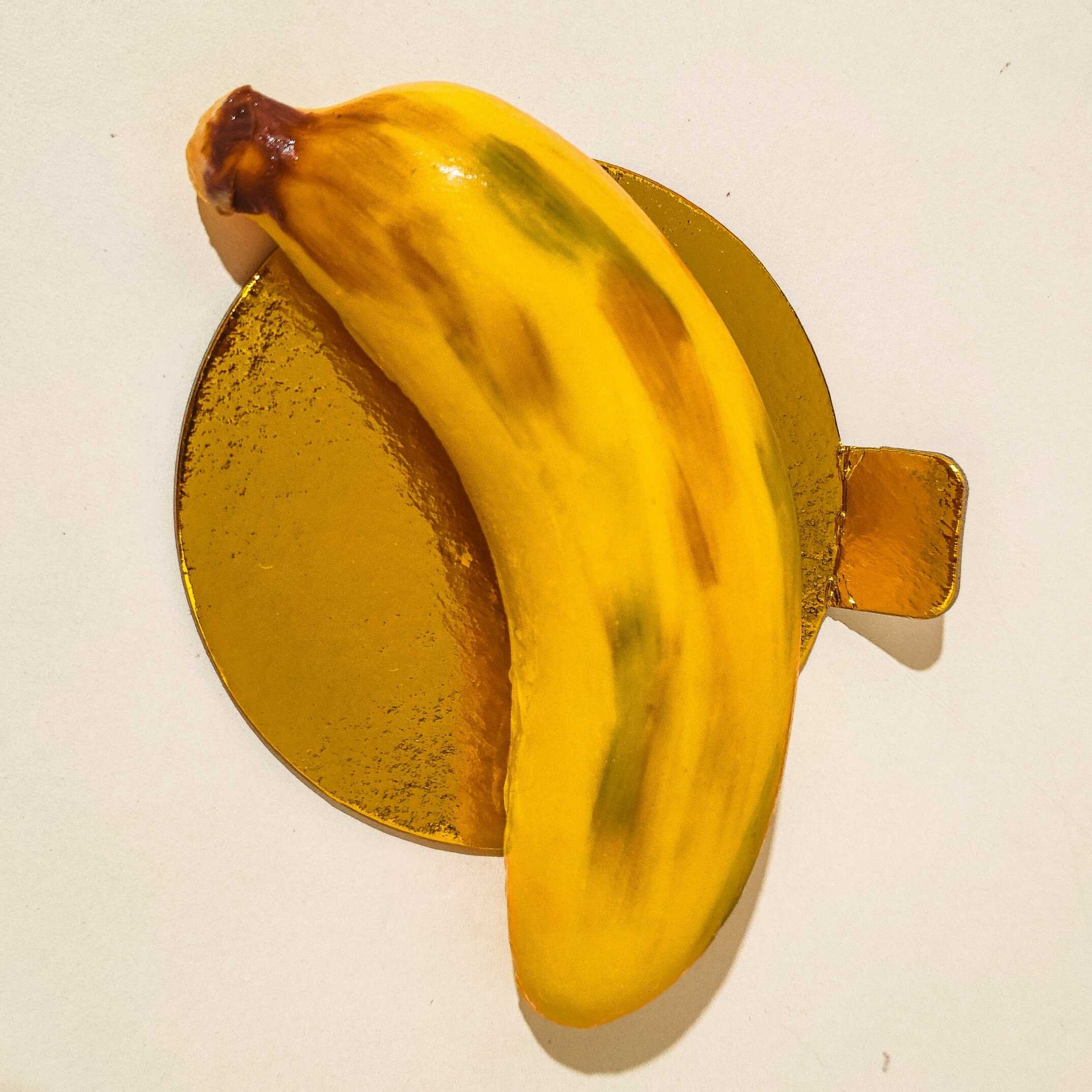 Isso Não É Uma Banana! É o nosso entremet banoffee, é a releitura de um doce clássico brasileiro. Preparado com uma ganache de chocolate branco, intercalado com doce de leite e um cremoso de banana com canela. Finalizado com uma casquinha de chocolate branco.
Delicioso e equilibrado em dulçor.
Sem glúten.
Obs: ao receber seu pedido, aguarde 15min para degusta-lo bem macio, mas se preferir com textura de sorvete, deguste imediatamente.