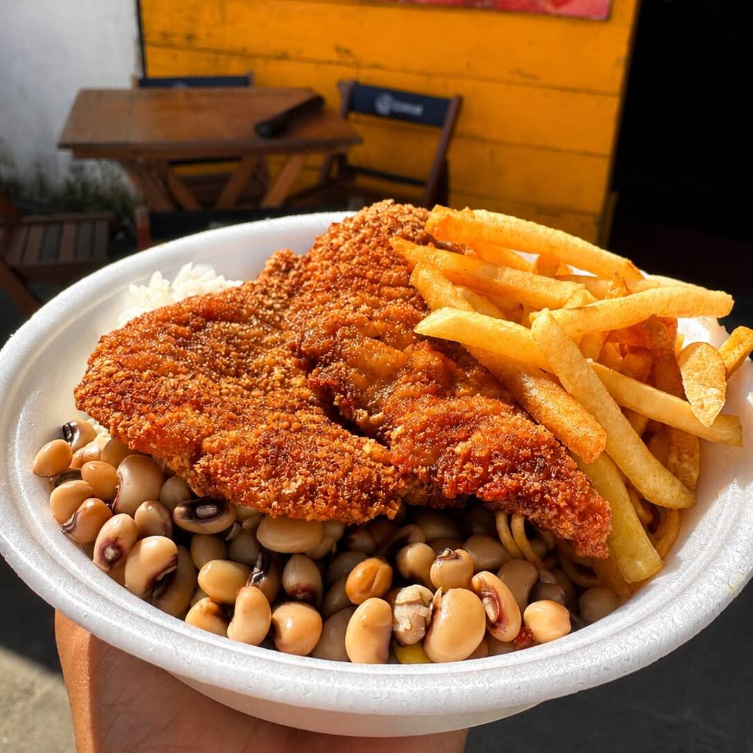 Deliciosa opção de almoço com frango à milanesa super crocante, dourado por fora e suculento por dentro, acompanhado de arroz soltinho, feijão bem temperado, macarrão saboroso, vinagrete fresquinho e farofa crocante