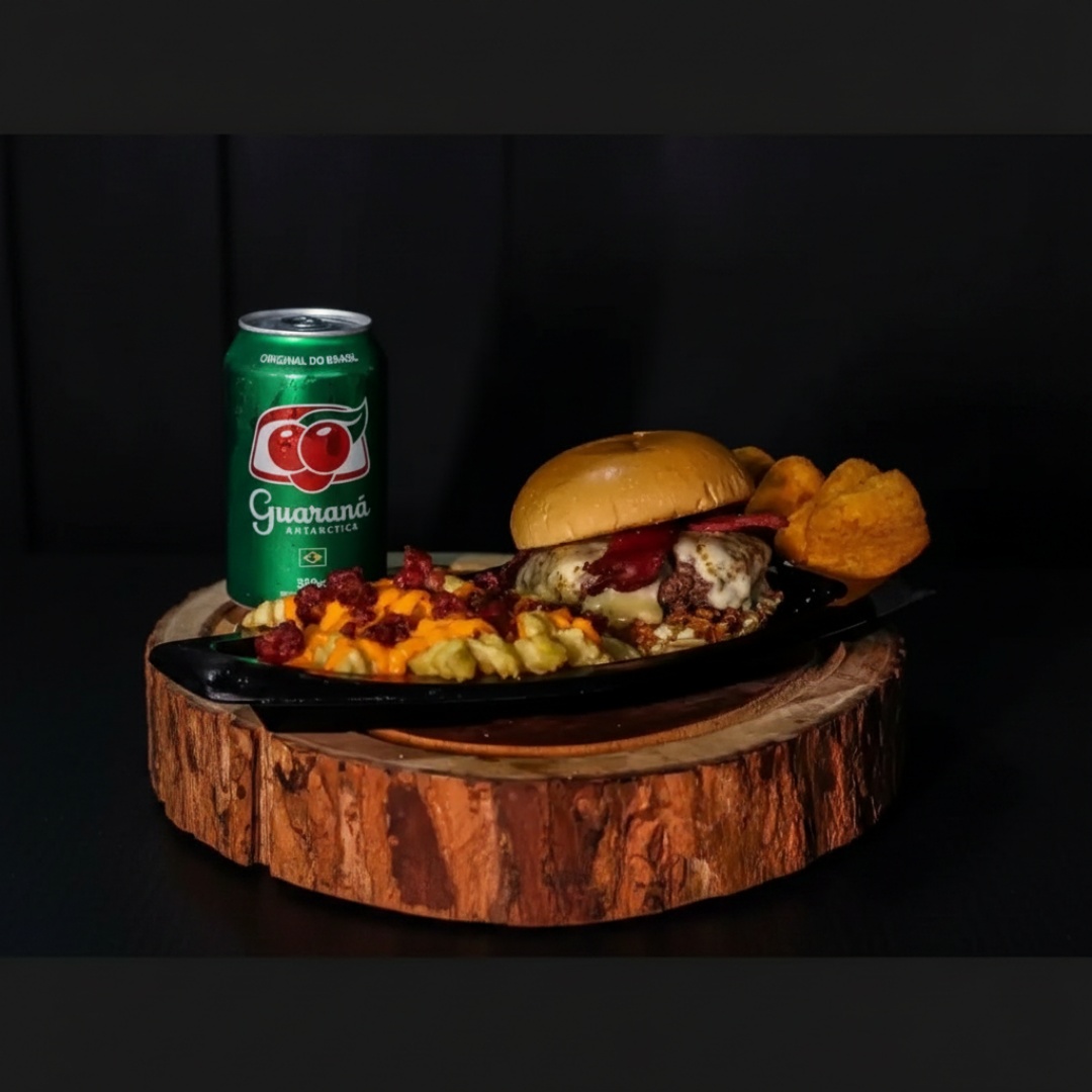 Acompanha Pão de brioche, carne de 150 gramas, mussarela gratinada, bacon e maionese. Batata turbinada e refri.