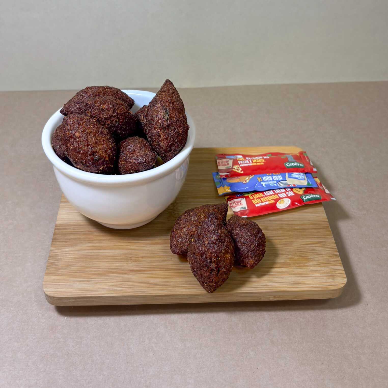 Crocante por fora e macio por dentro, nosso Quibe é feito com carne temperada e trigo fino, seguindo a receita tradicional que todo mundo ama. Dourado no ponto certo e com aquele aroma irresistível de temperos, ele é perfeito para o lanche, o café ou para petiscar a qualquer hora do Dia. Um clássico que nunca sai de moda!