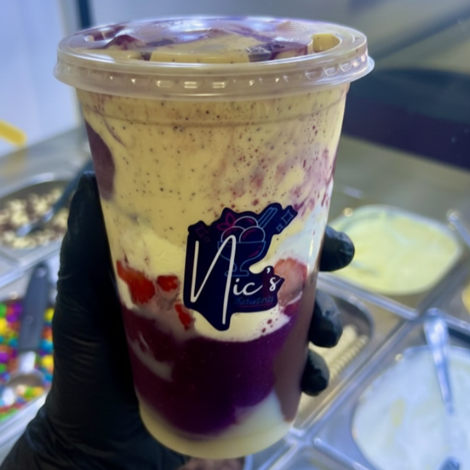 Açaí, mousse de maracujá, morango, leite condensado, leite em pó, banana e creme de Ninho