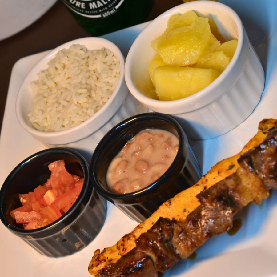 Incluso: Arroz Branco, Feijão, Mandioca Cozida e Vinagrete. **Marmita executiva com separações**. OBS: NÃO INCLUSO OS ESPETOS, ESPETOS A PARTE.